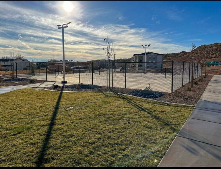 Building Photo - 128 N Lone Rock Dr