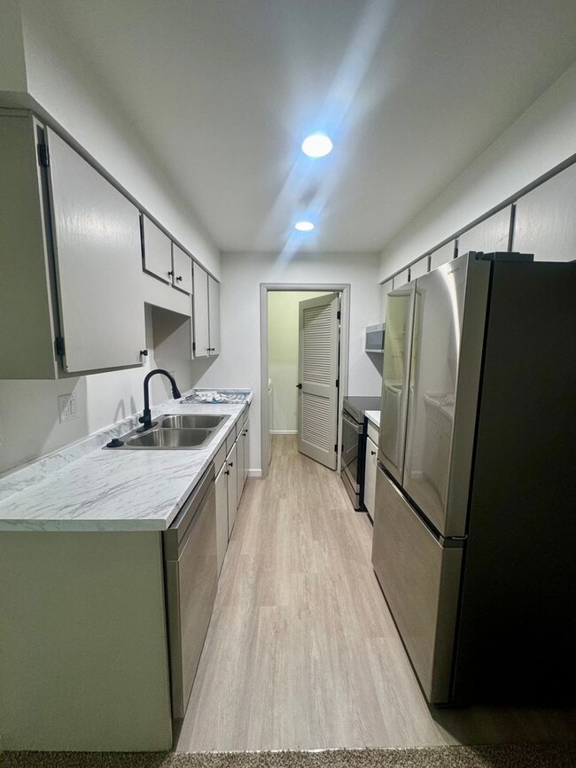 Building Photo - Updated 2 Bedroom CONDO with AC, centrally located