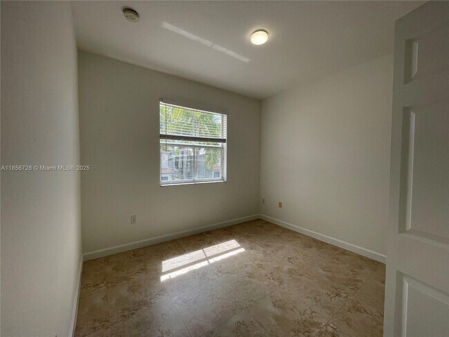 Building Photo - 968 NE 41st Pl
