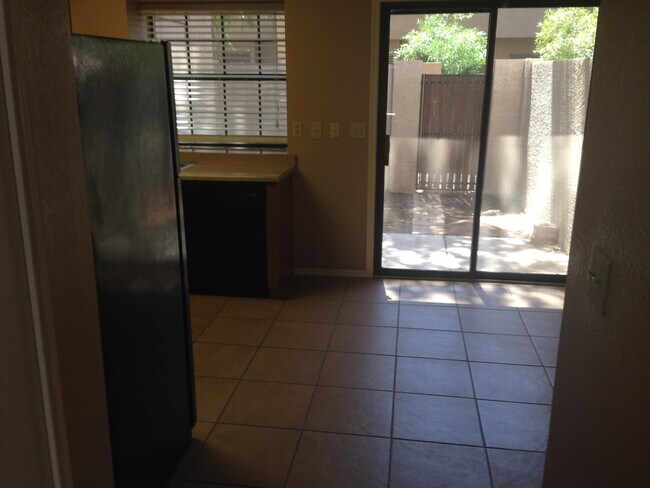 Building Photo - **BEAUTIFUL 2br/2.5ba TOWNHOME (ELLIOTT & ARIZONA AVE)
