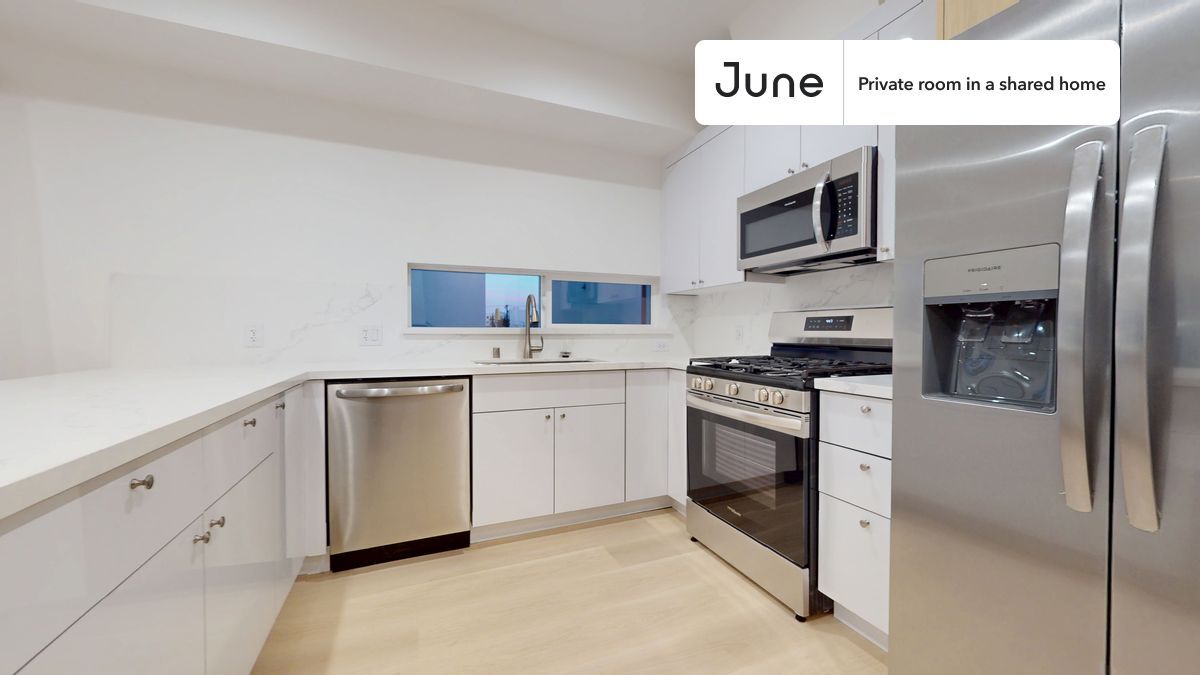 Building Photo - Private bedroom in 5 bed/4 bath Home