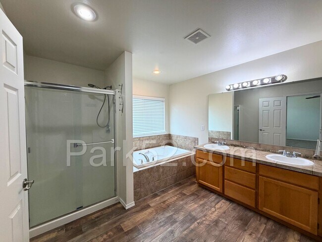 Building Photo - Puyallup 4 Bedroom 2.5 Bath Single Family Home