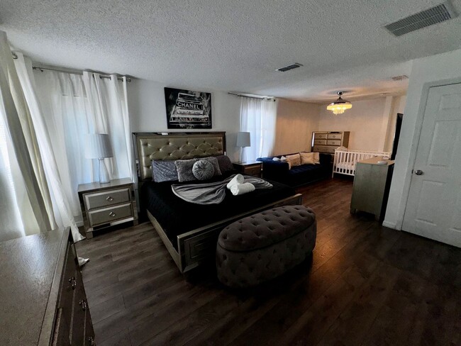 Building Photo - STUNNING Emerald Island Resort 5 bedroom 4...