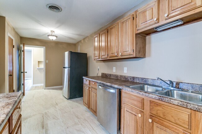 Building Photo - Renovated House in Irving • Great Location