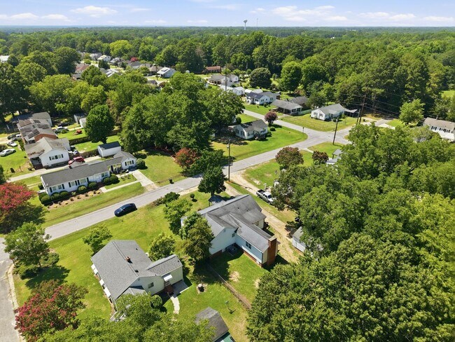 Building Photo - Modern Updates in this Classic 3bedroom/2.5 Bath Home in Erwin