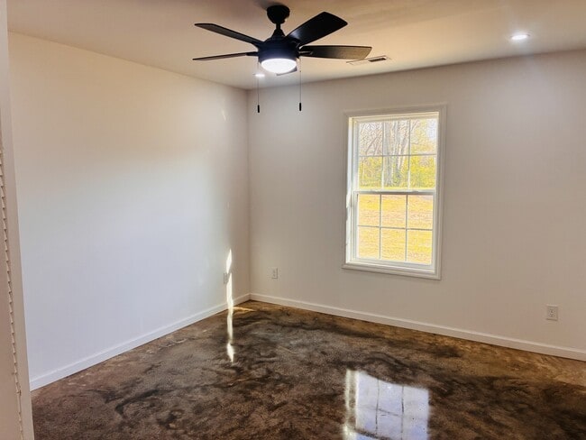 Building Photo - 411 Elm St