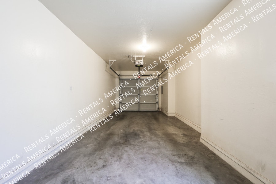 Building Photo - 747 N Port Dr