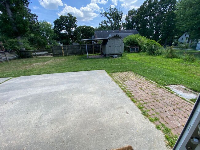 Building Photo - Amazing Brick 3 bedroom 2 bathroom rental ...