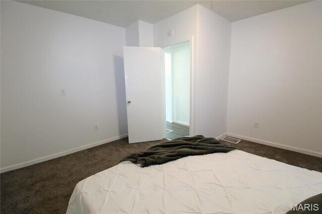 Building Photo - 413 N Center St