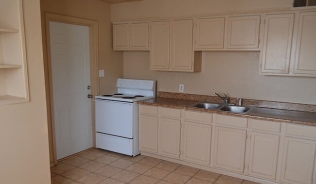 Building Photo - Two Bedroom One Bath Home on a large lot w...