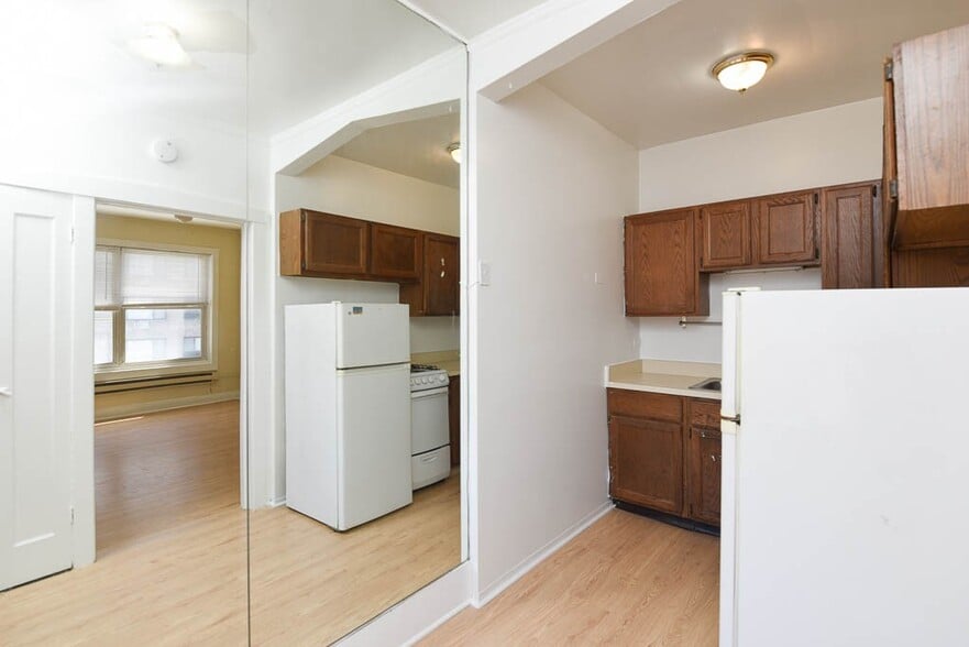 Building Photo - 457 W Melrose St