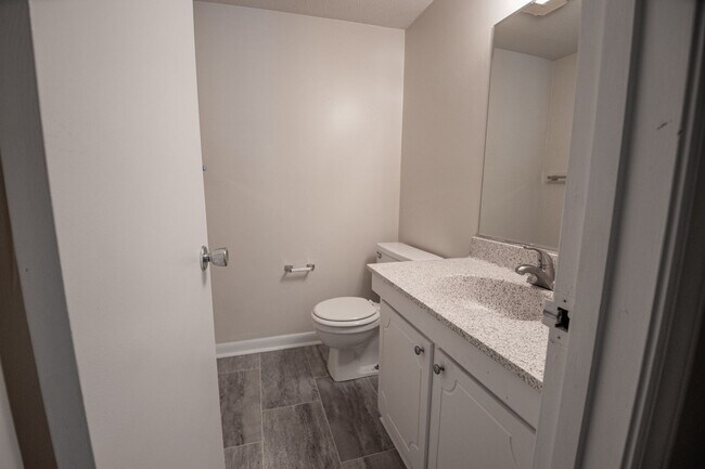 Building Photo - Charming Condo Living in the Heart of Chapel Hill!