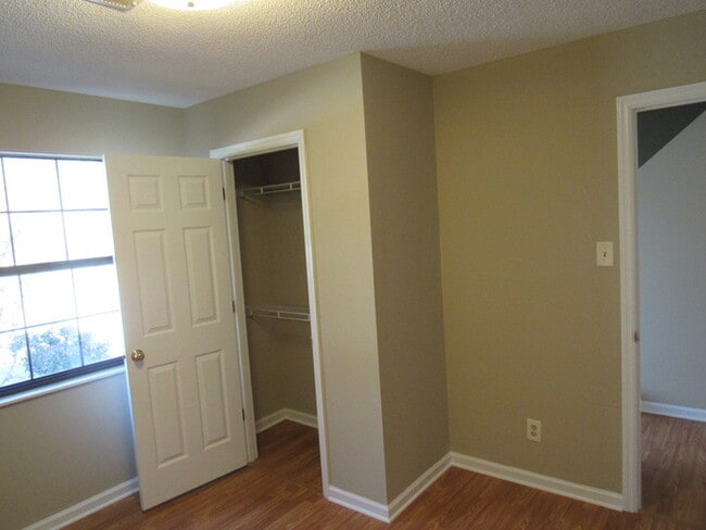 Building Photo - Charming 2-Bed, 2-Bath Townhouse in NW Kno...