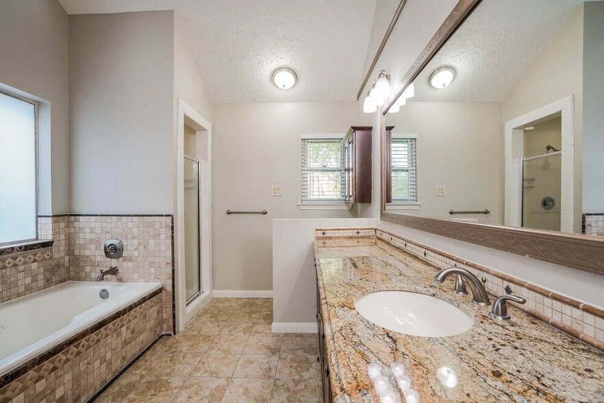 Building Photo - 11918 Cottonwood Ln