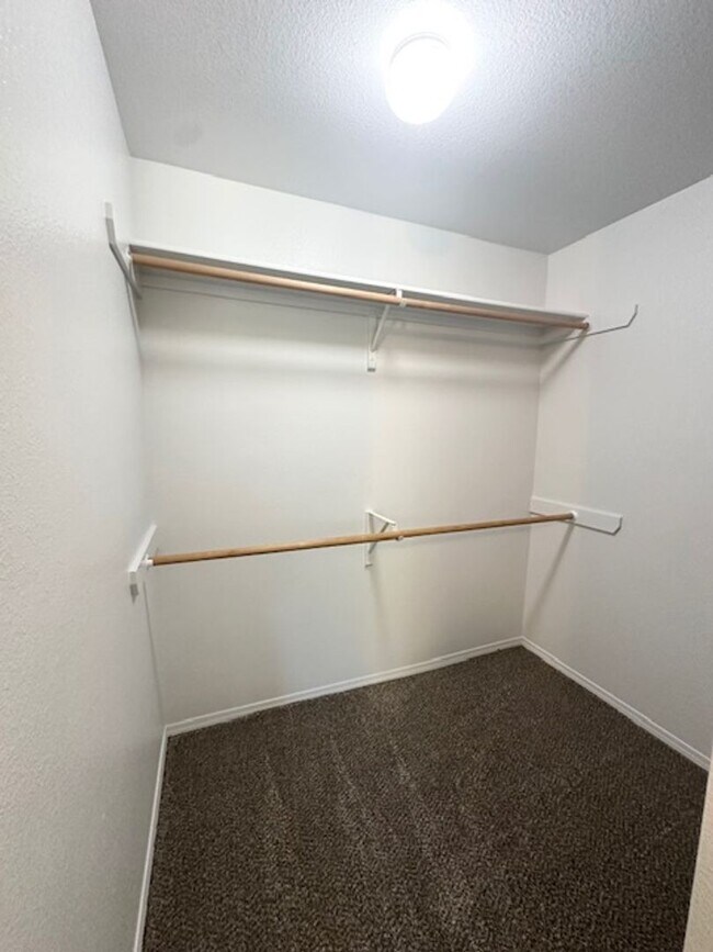 Building Photo - Fully renovated apartment in 2024 coming soon!