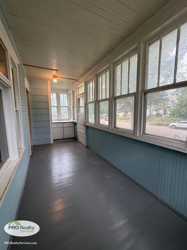 Building Photo - Charming 3 Bedroom Home