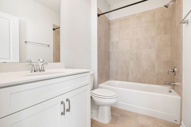Building Photo - Stunning and spacious end-unit townhome in North Raleigh!