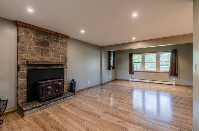 Building Photo - 3 Henley St