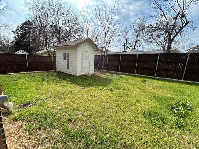 Building Photo - 204 Pearl Ln