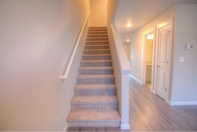 Building Photo - 607 NE 92nd Ave