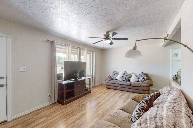 Building Photo - COMING SOON Cozy 4 bed -1 bath - Close to Uptown