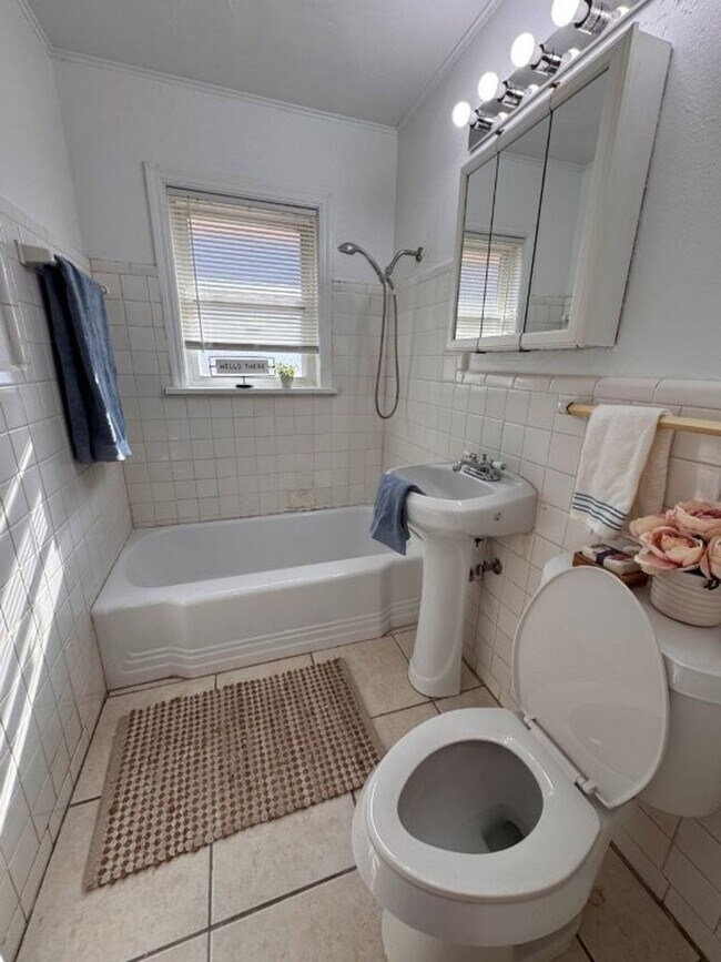 Building Photo - 2 bed 2 bad!  New paint, new flooring, new range, fenced yard!