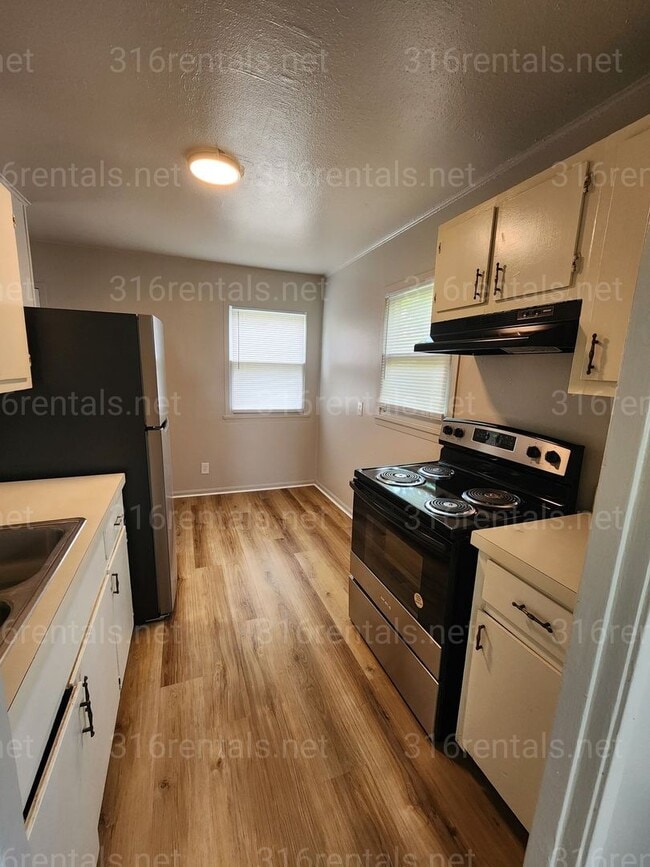Building Photo - $975 - 3 bed 1 bath - Single Family Home