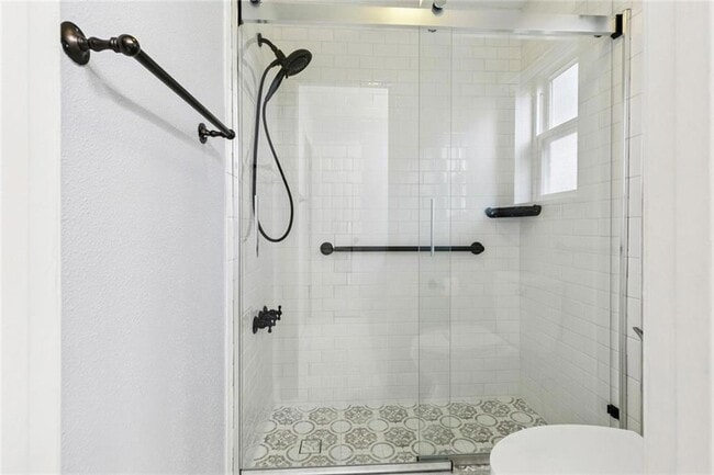 Building Photo - 1433 Poinsettia Dr