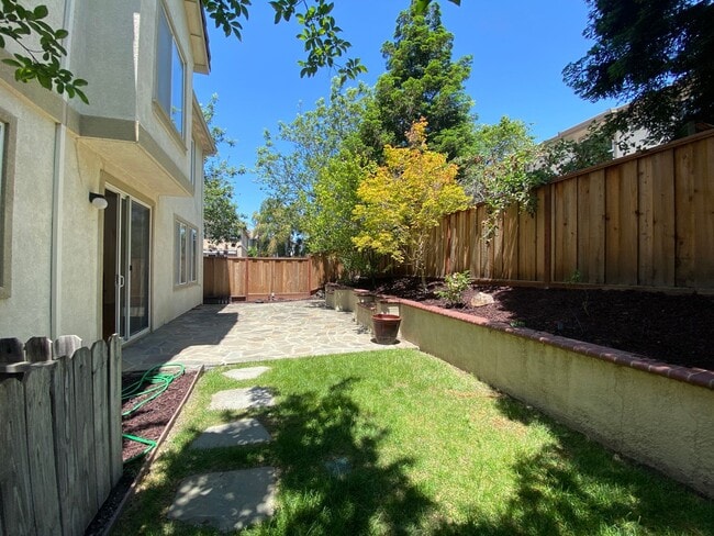 Building Photo - Open Single-Family 3Bed/2.5BA Home Mere Mi...