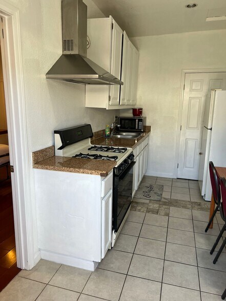 Building Photo - 1554 Ellis Ave