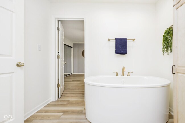 Building Photo - 592 E Vermont St