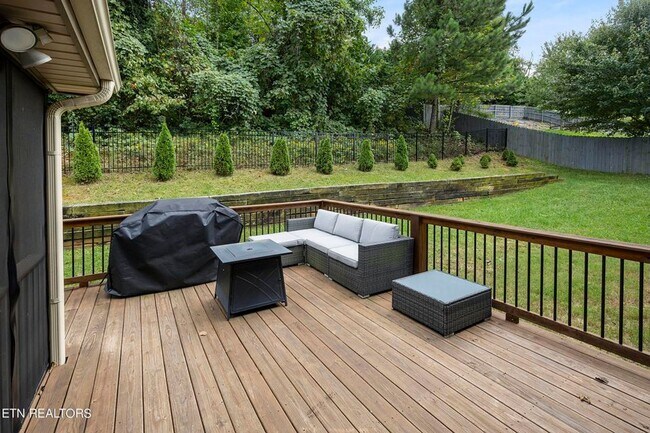 Building Photo - Luxury 5 Bedroom West Knox Home