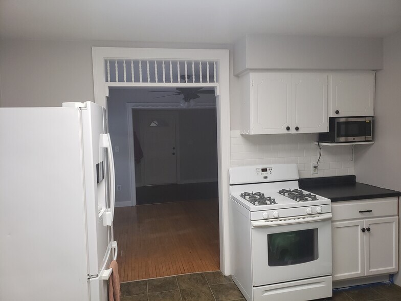 Kitchen - 427 19th Ave NE