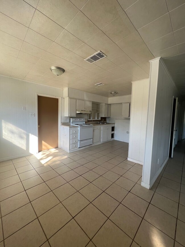 Building Photo - Swan Lake Cuttie...