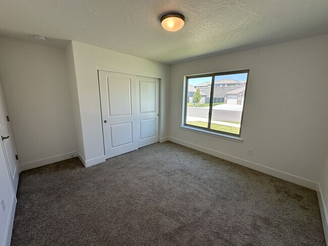 Building Photo - Stunning 4-Bedroom Home with Breathtaking Pasture Views for Lease – 1,990 sq ft