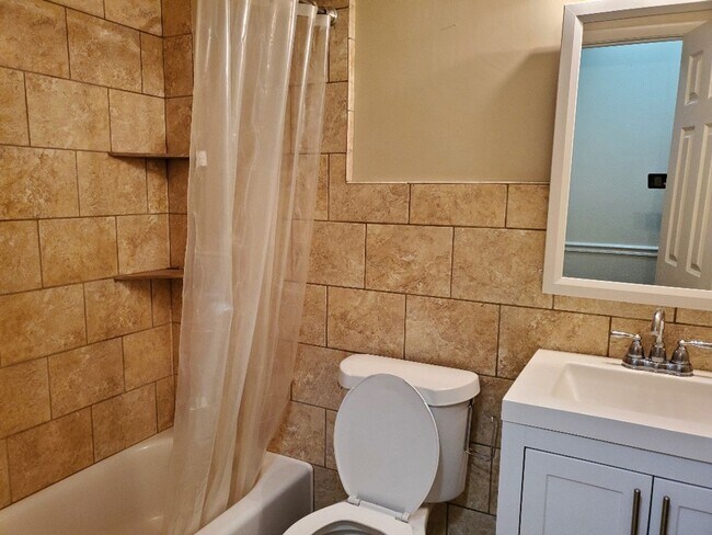 Building Photo - Cozy Home