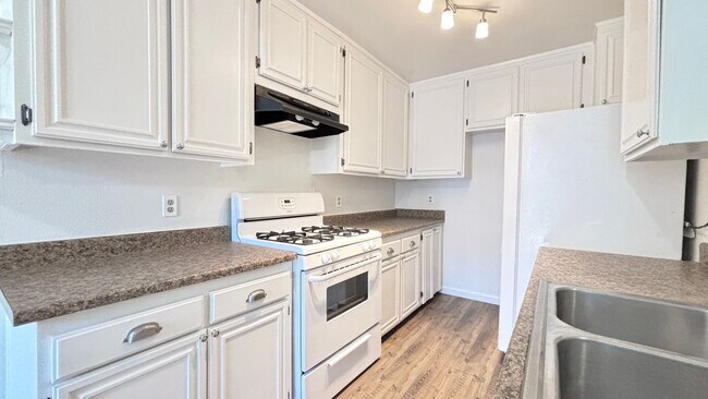 Building Photo - Lovely 4-bedrom 2.5-bath Condo In Panorama...
