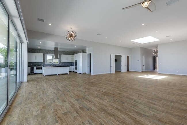 Building Photo - 4 Br 5 Ba with STUNNING VIEWS and Jacuzzi