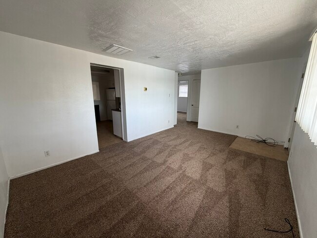 Building Photo - 2842 Solano Dr NE
