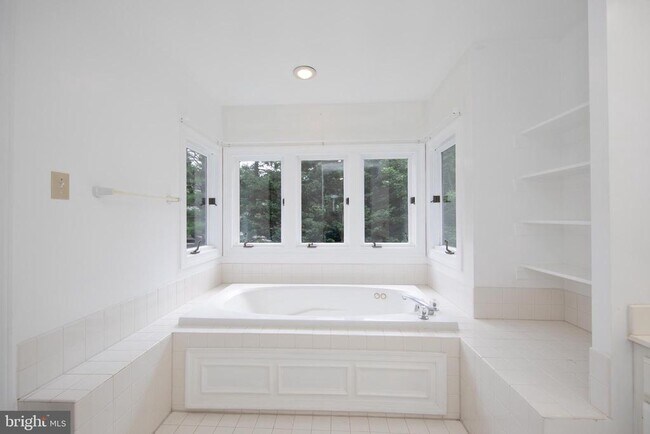 Building Photo - 210 King Johns Ct