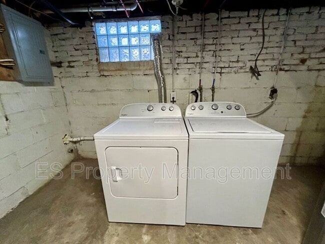 Building Photo - 2960 N Park Ave