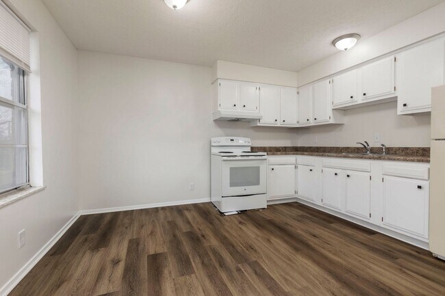 Building Photo - 9308 Aylesbury Dr