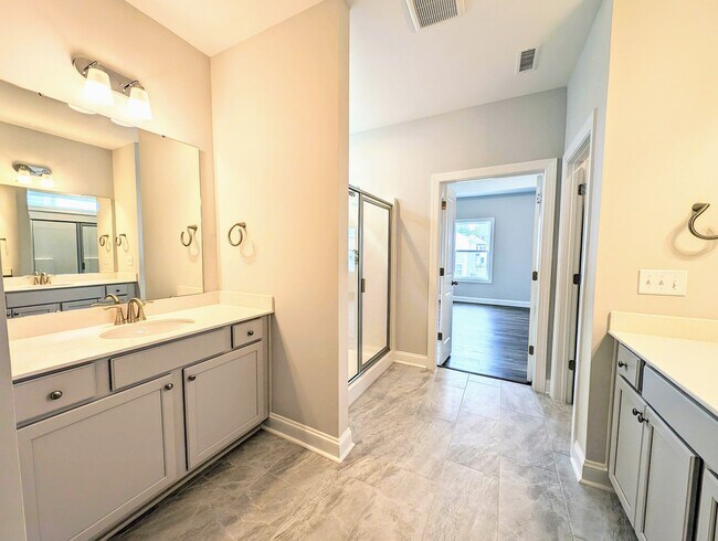Building Photo - Barrington Dream Home