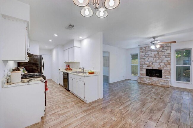 Building Photo - 703 Country Aire Dr