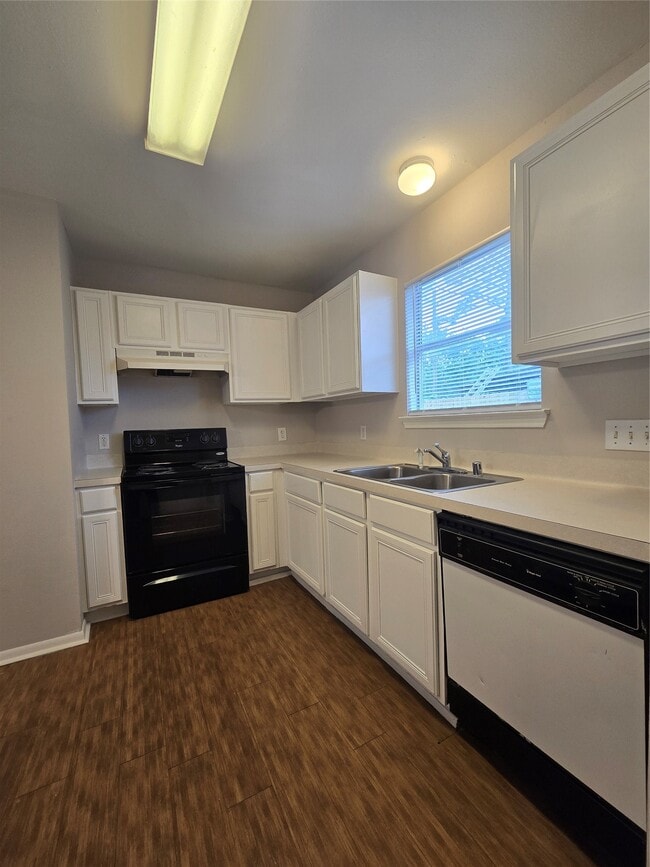 Building Photo - 16022 Old River Rd