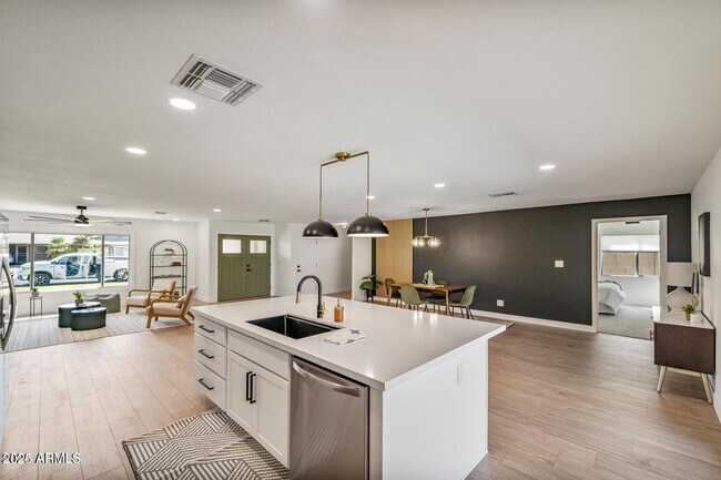 Building Photo - 4414 S Terrace Rd