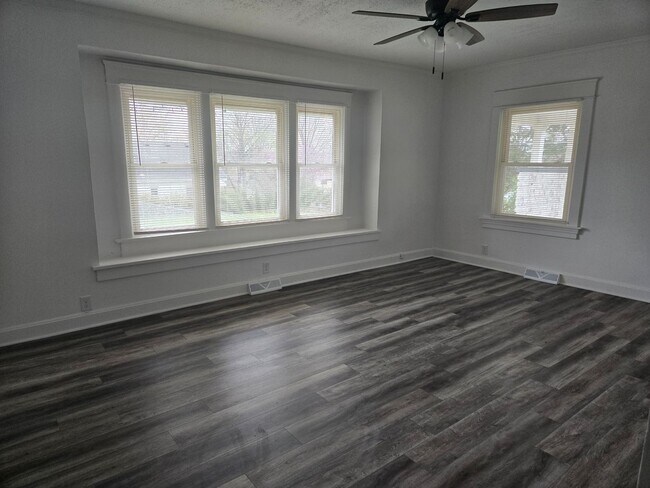 Building Photo - Country living in the city!!!