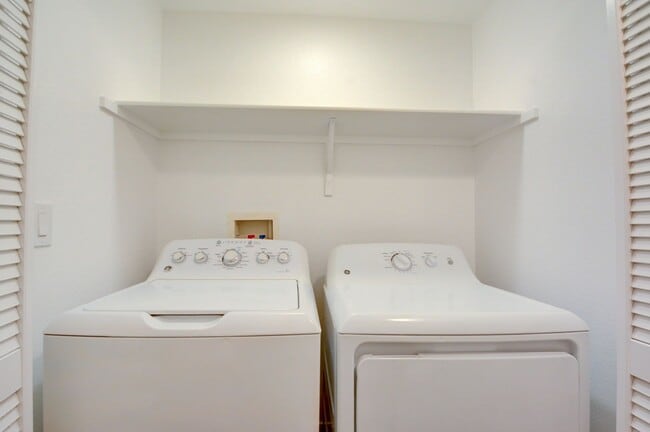 Building Photo - Beautiful 2BR / 2BA Renovated / Modern Con...