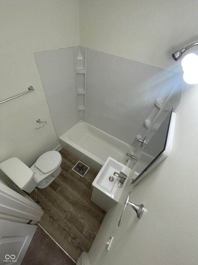 Building Photo - 927 N Chester Ave