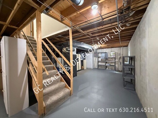 Building Photo - 735 Grandview Dr
